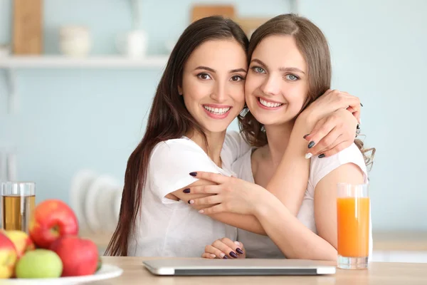 Feliz pareja lesbiana descansando en casa — Foto de Stock