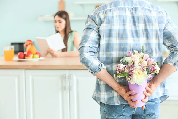젊은 남자 숨어 꽃다발 의 꽃다발 용 그의 아내 뒤에 뒤에 에 집 — 스톡 사진