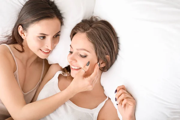 Mutlu lezbiyen çift yatakta yatıyor. — Stok fotoğraf