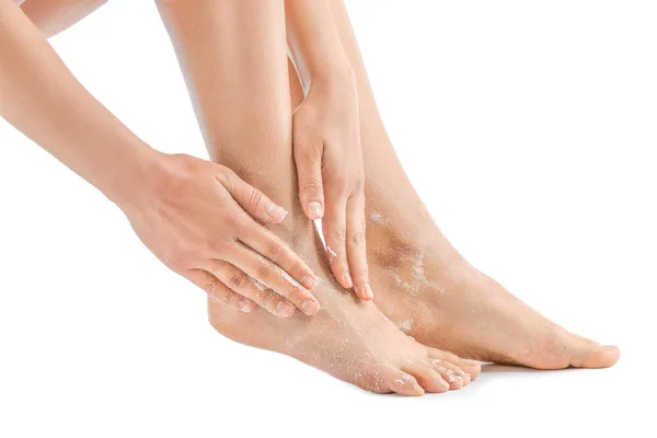 Beautiful young woman applying body scrub against white background — Stock Photo, Image