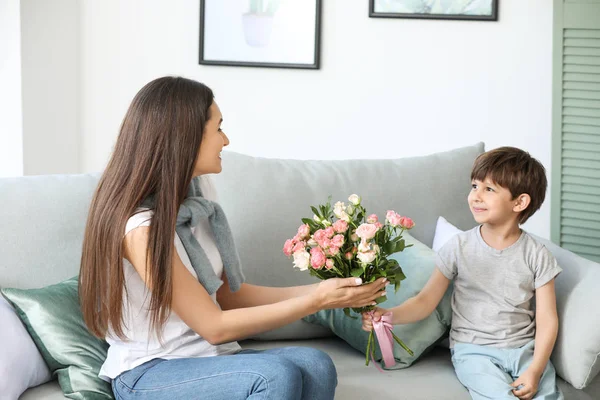 Oğlu evde çiçek buketi ile annesini tebrik