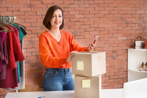 Propietaria femenina del sitio de compras en línea que prepara el pedido para el cliente — Foto de Stock