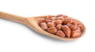 Beyaz arka planda çiğ fıstık