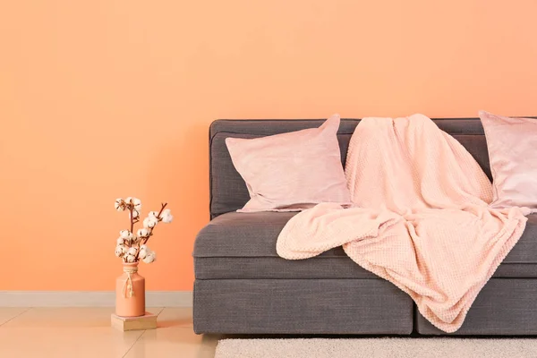 Stylish sofa near color wall in interior of living room — Stock Photo, Image