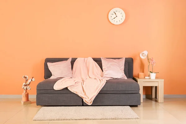 Stylish sofa near color wall in interior of living room — Stock Photo, Image