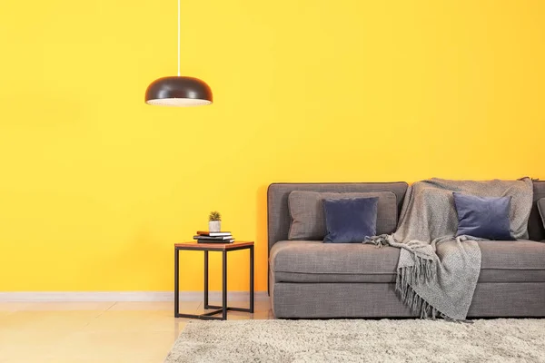 Elegante interior de la sala de estar cerca de la pared de color — Foto de Stock