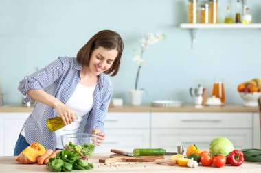 genç kadın mutfakta salatası yapmak