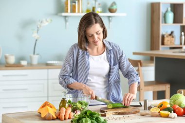 genç kadın mutfakta salatası yapmak