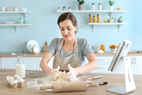 Güzel genç kadın mutfakta pasta pişirme — Stok fotoğraf