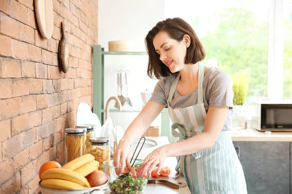 Mulher bonita fazendo salada fresca na cozinha — Fotografia de Stock