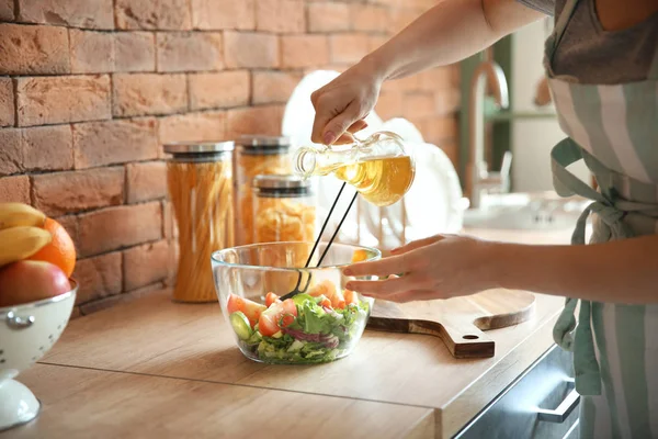 Mulher bonita fazendo salada fresca na cozinha — Fotografia de Stock