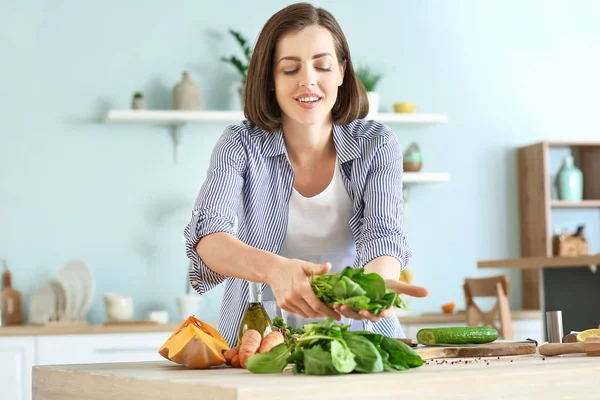 Mujer joven haciendo ensalada en la cocina —  Fotos de Stock