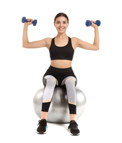 Jovem mulher esportiva fazendo exercícios com fitball no fundo branco — Fotografia de Stock