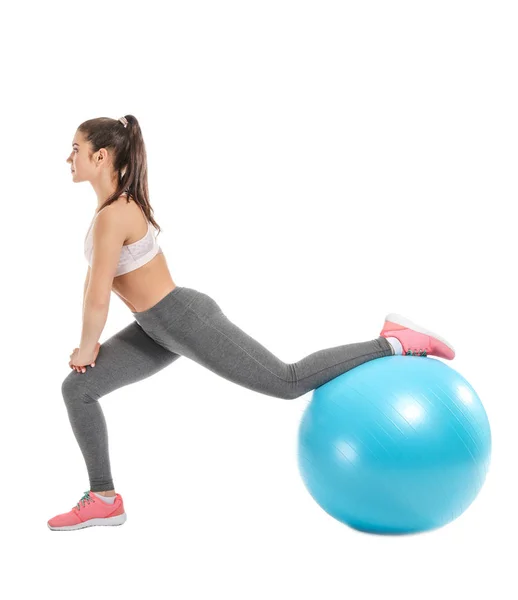 Jovem mulher esportiva fazendo exercícios com fitball no fundo branco — Fotografia de Stock