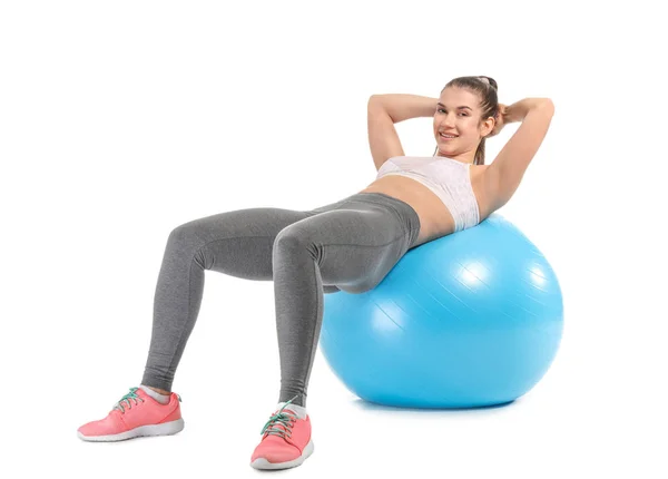 젊은 스포티 한 여자 하기 운동 와 fitball 에 화이트 배경 — 스톡 사진