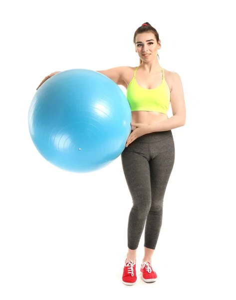 Beyaz arka plan üzerinde fitball ile genç sportif kadın — Stok fotoğraf
