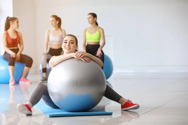 年轻的运动女人与健身球在健身房 — 图库照片