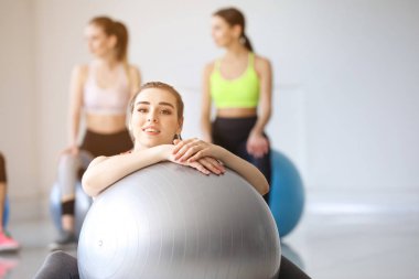 Spor salonunda fitball ile genç sportif kadın