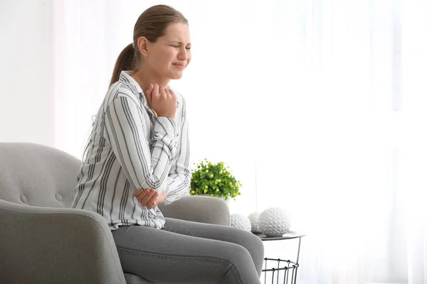 Jeune femme souffrant de douleur au coude à la maison — Photo