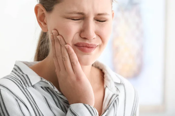 Jeune femme souffrant de maux de dents à la maison — Photo