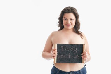 Artı boyutu kadın beyaz arka plan üzerinde metin Body Positive ile kurulu tutarak