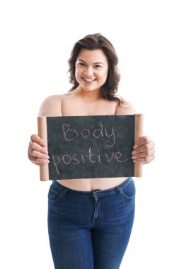 Artı boyutu kadın beyaz arka plan üzerinde metin Body Positive ile kurulu tutarak