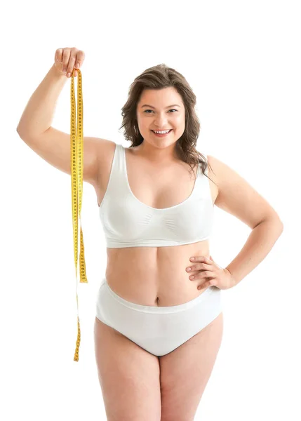 Mujer de talla grande con cinta métrica sobre fondo blanco. Concepto de cuerpo positivo — Foto de Stock