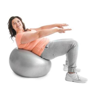 Artı beyaz arka plan üzerinde fitball ile boyutu kadın. Kilo kaybı kavramı