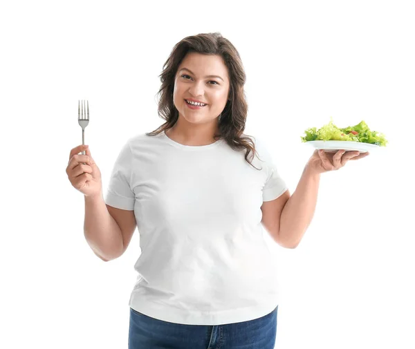 Надмірна жінка зі свіжим салатом на білому тлі. Концепція втрати ваги — стокове фото