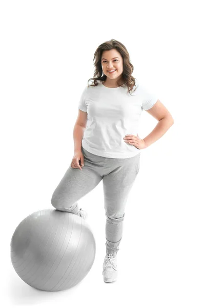 Συν το μέγεθος γυναίκα με την μπάλα σε λευκό φόντο. Έννοια της απώλειας βάρους — Φωτογραφία Αρχείου