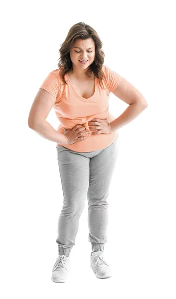 Συν μέγεθος γυναίκα που πάσχει από κοιλιακό άλγος σε λευκό φόντο — Φωτογραφία Αρχείου