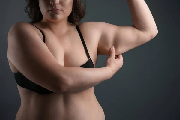 Όμορφο συν μέγεθος γυναίκα σε γκρίζο φόντο. Έννοια της απώλειας βάρους — Φωτογραφία Αρχείου