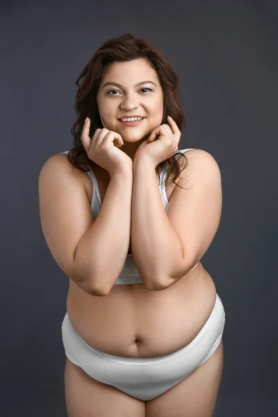 Schöne Plus Size Frau auf grauem Hintergrund. Konzept des positiven Körpers — Stockfoto