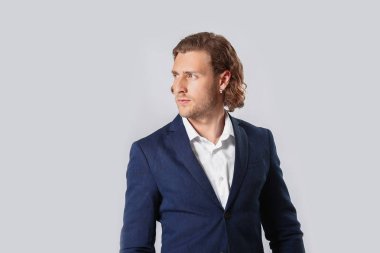 Beyaz arka planda resmi kıyafetler içinde şık genç adam