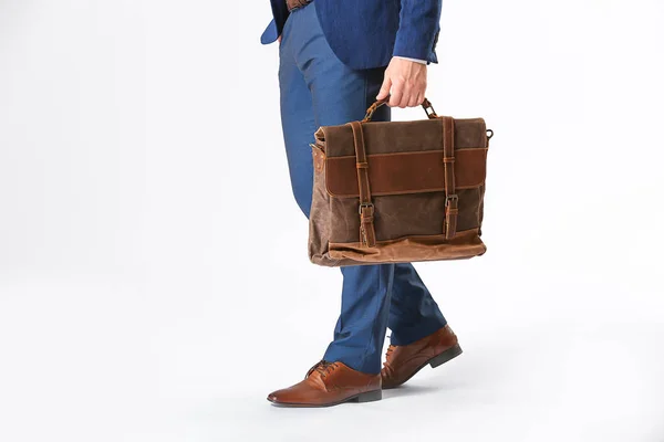 Joven con estilo en ropa formal y con bolso sobre fondo blanco — Foto de Stock