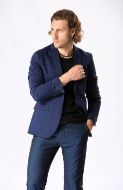 Beyaz arka planda resmi kıyafetler içinde şık genç adam