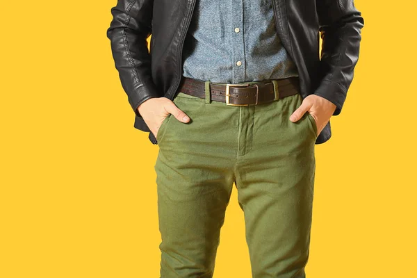 Κομψό νεαρό άντρα σε casual ρούχα στο χρώμα φόντο — Φωτογραφία Αρχείου