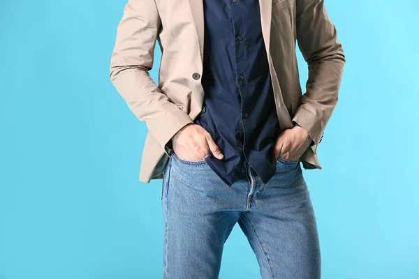 Joven con estilo en ropa casual sobre fondo de color — Foto de Stock