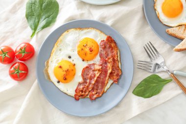 Tabak lezzetli kızarmış yumurta ve pastırma masada ile