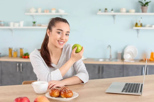 Hermosa mujer comiendo en la mesa en la cocina —  Fotos de Stock