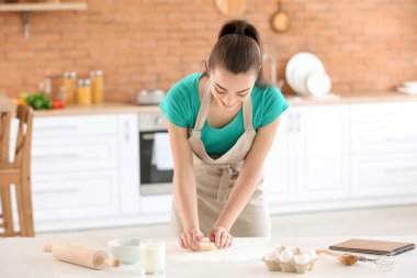 Güzel kadın evde mutfakta fırın hazırlanıyor