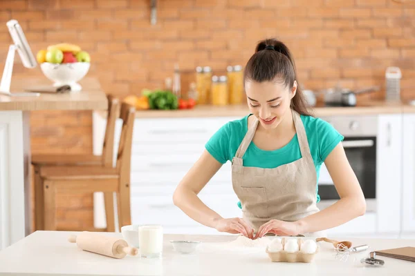 Beautiful woman preparing bakery in kitchen at home — Stock Photo, Image