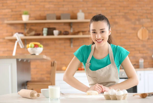 Beautiful woman preparing bakery in kitchen at home — Stock Photo, Image