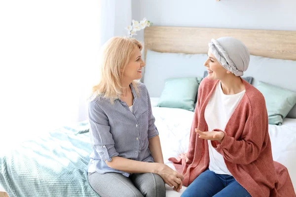 Femme après la chimiothérapie avec sa mère à la maison — Photo