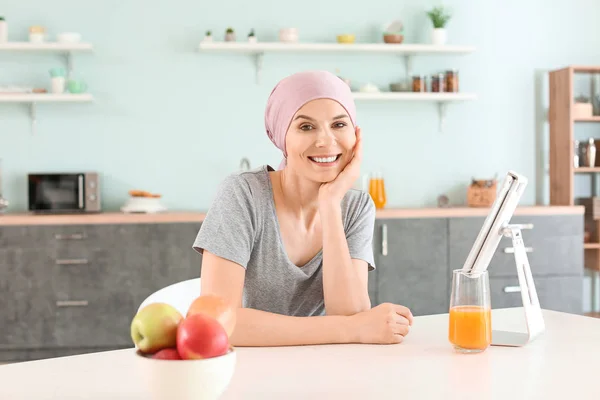 Woman after chemotherapy in kitchen at home — Stock Photo, Image