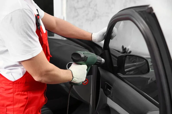 Male worker tinting car window outdoors — Stock Photo, Image