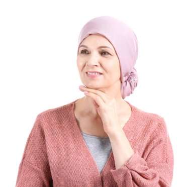 Beyaz arka planda kemoterapi sonrası olgun kadın