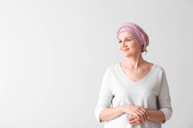 Kemoterapiden sonra hafif arka planda olgun bir kadın