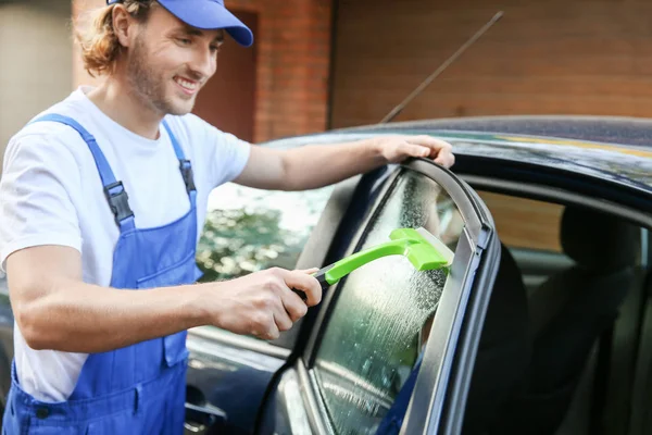 Male worker tinting car window outdoors — Stock Photo, Image