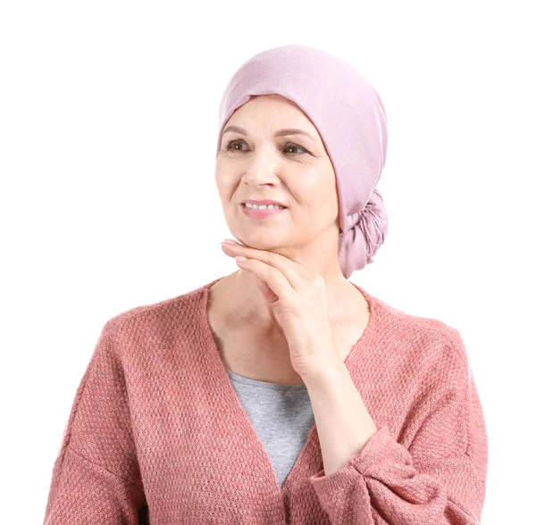 Beyaz arka planda kemoterapi sonrası olgun kadın